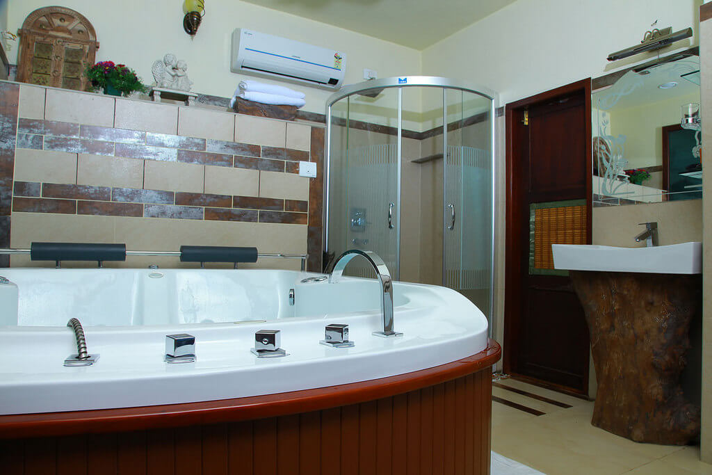 Houseboat Bathroom Facilities